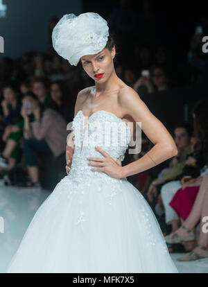 Barcelone, Espagne. 26 avril, 2018. Un modèle en vedette conçoit par Cymbeline sur le show durant la Semaine de la mode nuptiale de Barcelone 2018 à Fira de Barcelona le 26 avril 2018 à Barcelone, Espagne. © Victor Puig/Alamy Live News Banque D'Images