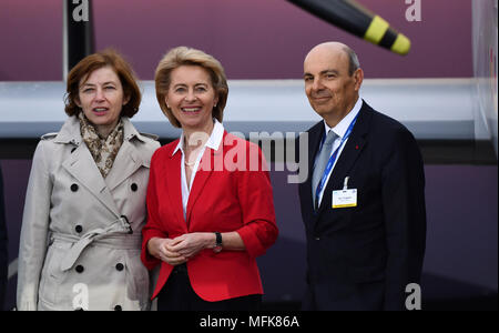 Schönefeld, Allemagne. 26 avril 2018, l'Allemagne, Schönefeld : le ministre allemand de la défense, Ursula von der Leyen (CDU, C), son homologue français Florence Parly (L), et Eric Trappier de Dassault Aviation, debout à côté d'un Airbus "MALE" de drone militaire, sur le site de l'AID. L'ILA Berlin Air Show se déroule du 25 au 29 avril 2018. Photo : Ralf Hirschberger/dpa Banque D'Images