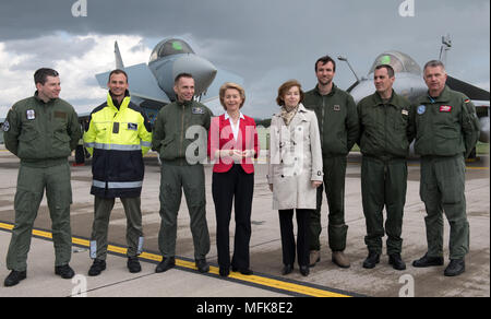 Schönefeld, Allemagne. 26 avril 2018, l'Allemagne, Schönefeld : le ministre allemand de la défense, Ursula von der Leyen (CDU, C L) et son homologue français Florence Parly, se tenant ensemble avec les pilotes allemands et français sur le site de l'AID en face d'un Eurofighter et Rafale un jet. L'ILA Berlin Air Show se déroule du 25 au 29 avril 2018. Photo : Ralf Hirschberger/dpa Banque D'Images