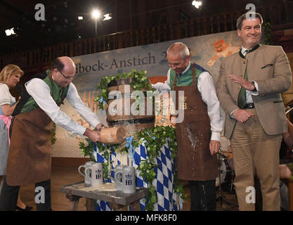 25 avril 2018, Allemagne, Munich : ministre des Finances bavarois de l'Union chrétienne-sociale de Bavière (CSU), verser une bière de robinet au Maibockanstich 2018 tandis que le premier ministre de Bavière et directeur de l'Staatliches Hofbraeuhaus (lit. La brasserie de l'état), Michael Moeller, observe le paysage. Photo : Felix Hörhager/dpa Banque D'Images