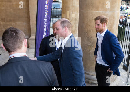 Londres, Royaume-Uni. 26 avril, 2018. Le prince William et le prince Harry arriver pour l'ouverture officielle du Centre de serre dans une église classée Grade II* dans Marylebone. Le centre, dirigé par les émissions de sports, fournira un environnement sûr pour le sport, l'encadrement et d'équipements sociaux pour les jeunes de la communauté locale dans le but d'améliorer leur avenir les résultats de vie et l'éducation de leurs aspirations. Les émissions de Sports a été le premier partenaire de livraison à Londres pour l'entraîneur national de base, le système d'apprentissage géré par la Fondation royale. Credit : Mark Kerrison/Alamy Live News Banque D'Images