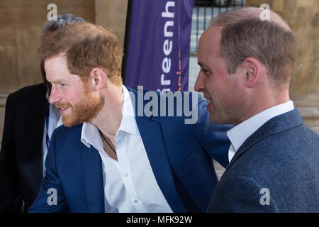 Londres, Royaume-Uni. 26 avril, 2018. Le prince William et le prince Harry arriver pour l'ouverture officielle du Centre de serre dans une église classée Grade II* dans Marylebone. Le centre, dirigé par les émissions de sports, fournira un environnement sûr pour le sport, l'encadrement et d'équipements sociaux pour les jeunes de la communauté locale dans le but d'améliorer leur avenir les résultats de vie et l'éducation de leurs aspirations. Les émissions de Sports a été le premier partenaire de livraison à Londres pour l'entraîneur national de base, le système d'apprentissage géré par la Fondation royale. Credit : Mark Kerrison/Alamy Live News Banque D'Images