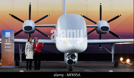 Schönefeld, Allemagne. 26 avril 2018, l'Allemagne, Schönefeld : le ministre allemand de la défense, Ursula von der Leyen (CDU, r), son homologue français Florence Parly debout à côté d'un Airbus "MALE" de drone militaire, sur le site de l'ILA. L'ILA Berlin Air Show se déroule du 25 au 29 avril 2018. Photo : Ralf Hirschberger/dpa Banque D'Images