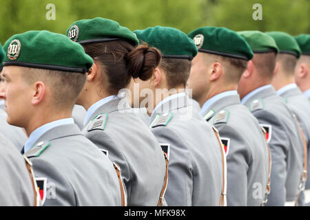 Déposée - 23 avril 2018, Allemagne, Berlin : une femme soldat du Wachbataillon (lit. bataillon de garde) de la Bundeswehr se tient entre ses collègues masculins et observe alors que le ministre de la défense allemand reçoit son homologue autrichien avec les honneurs militaires. Photo : Wolfgang Kumm/dpa Banque D'Images