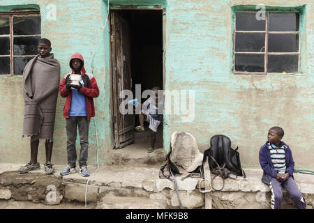 9 janvier 2018 - Matatiele, Eastern Cape, Afrique du Sud - frères et cousins sont devant leur maison de terre. (Crédit Image : © Stefan Kleinowitz via Zuma sur le fil) Banque D'Images