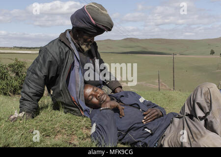 10 décembre 2017 - Matatiele, Eastern Cape, Afrique du Sud - calomnier, 87, un ancien chercheur d'or de Johannesburg, et Bulelani, 29, un ancien détenu, s'asseoir ensemble dans l'herbe. Ils sont des amis proches et s'appuient mutuellement. (Crédit Image : © Stefan Kleinowitz via Zuma sur le fil) Banque D'Images