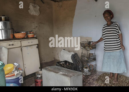 13 janvier 2018 - Matatiele, Eastern Cape, Afrique du Sud - Martha, 67, se trouve dans la cuisine de sa petite maison de terre. (Crédit Image : © Stefan Kleinowitz via Zuma sur le fil) Banque D'Images