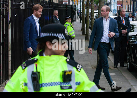 Londres, Royaume-Uni. 26 avril, 2018. Le prince William et le prince Harry partir après l'ouverture officielle de l'effet de serre centre dans une église classée Grade II* dans Marylebone. Le centre, dirigé par les émissions de sports, fournira un environnement sûr pour le sport, l'encadrement et d'équipements sociaux pour les jeunes de la communauté locale dans le but d'améliorer leur avenir les résultats de vie et l'éducation de leurs aspirations. Les émissions de Sports a été le premier partenaire de livraison à Londres pour l'entraîneur national de base, le système d'apprentissage géré par la Fondation royale. Credit : Mark Kerrison/Alamy Live News Banque D'Images