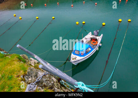 Portpatrick, Ecosse, Royaume-Uni. 26 avril, 2018. Météo britannique. Un petit bateau amarré dans le port au cours du soleil et de fréquentes averses dans Portpatrick, Dumfries & Galloway. Credit : Skully/Alamy Live News Banque D'Images