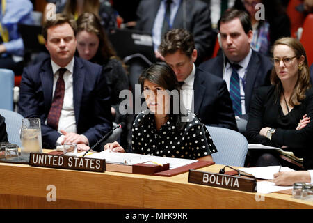 Organisation des Nations Unies, siège des Nations Unies à New York. Apr 26, 2018. L'ambassadeur américain auprès de l'Organisation des Nations Unies Nikki Haley (avant), prend la parole lors d'une réunion du Conseil de sécurité sur la situation au Moyen-Orient, au siège des Nations Unies à New York, le 26 avril 2018. Coordonnateur spécial des Nations Unies pour le processus de paix au Moyen-Orient Nickolay Mladenov le jeudi nous met en garde contre le danger d'une autre guerre dans la bande de Gaza après des semaines de violence à la frontière avec Israël. Credit : Muzi Li/Xinhua/Alamy Live News Banque D'Images