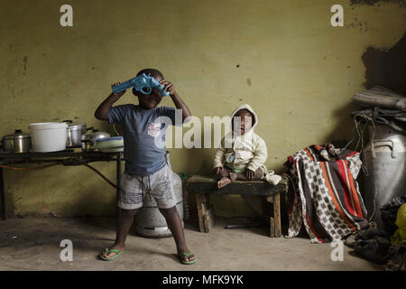 Matatiele, Eastern Cape, Afrique du Sud. Jan 9, 2018. Deux frères sont dans la cuisine pendant que leur mère est preapring la nourriture. Credit : Stefan/Kleinowitz ZUMA Wire/Alamy Live News Banque D'Images