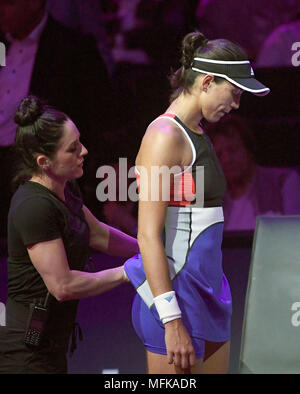 Stuttgart, Allemagne. Apr 26, 2018. 26 avril 2018, Allemagne, Stuttgart : Tennis : WTA-Tour - Stuttgart, féminin. Garbine Muguruza d'Espagne reçoit le traitement pendant son match contre Pavlyuchenkova de la Russie. Elle a arrêté le match en raison de blessures. Photo : Marijan Murat/dpa/Alamy Live News Banque D'Images