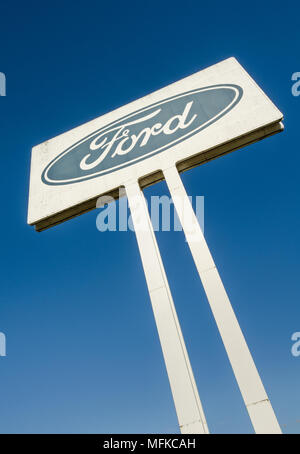 Affiche à l'extérieur de Ford Ford voiture usine désaffectée du moteur, Norlane, Geelong, Victoria, Australie Banque D'Images