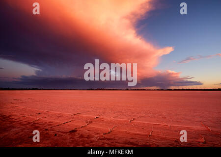 Dans le parc national des Lacs Rose, Victoria, Australie Lake Crosbie, presque à sec, à partir de l'après-glow du coucher du soleil. Banque D'Images