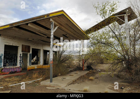 Ruines d'une ancienne station essence frères merlan avec un signe s'effondrer le long de la vieille route 66 ouest de San Fidel, Nouveau Mexique. Banque D'Images