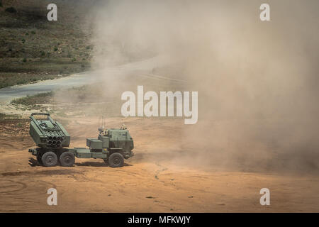 Les Marines américains avec le Siège Batterie, 5e Bataillon, 11e Régiment de Marines, 1 Division de marines, le feu d'un système de roquettes d'artillerie à grande mobilité à l'appui de l'exercice incendie (FIREX) 2-18 au Marine Corps Base Camp Pendleton, en Californie, le 20 avril 2018. FIREX 2-18 a été un exercice de niveau bataillon visant à améliorer les procédures normales d'exploitation internes et permettre à plusieurs batteries d'apprendre ensemble. (U.S. Marine Corps photo par Lance Cpl. Alexa M. Hernandez) Banque D'Images