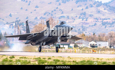 Un U.S. Air Force F-15 Eagle, affecté à la 173e Escadre de chasse, tête d'une gamme à proximité de l'espace pour effectuer des vols d'entraînement, 25 avril, de Kingsley Field à Klamath Falls, Oregon. La 173e FW est l'unique F-15C Base de formation pour l'Armée de l'air des États-Unis, la production de certains des mondes meilleurs combats air-air pilote. (U.S. Photo de la Garde nationale aérienne, Tech. Le Sgt. Jason van Mourik) Banque D'Images