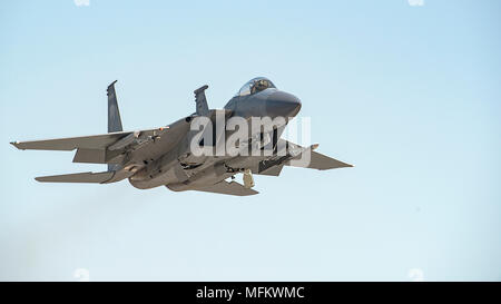 Un U.S. Air Force F-15 Eagle, affecté à la 173e Escadre de chasse, tête d'une gamme à proximité de l'espace pour effectuer des vols d'entraînement, 25 avril, de Kingsley Field à Klamath Falls, Oregon. La 173e FW est l'unique F-15C Base de formation pour l'Armée de l'air des États-Unis, la production de certains des mondes meilleurs combats air-air pilote. (U.S. Photo de la Garde nationale aérienne, Tech. Le Sgt. Jason van Mourik) Banque D'Images