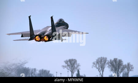 Un U.S. Air Force F-15 Eagle, affecté à la 173e Escadre de chasse, tête d'une gamme à proximité de l'espace pour effectuer des vols d'entraînement, 25 avril, de Kingsley Field à Klamath Falls, Oregon. La 173e FW est l'unique F-15C Base de formation pour l'Armée de l'air des États-Unis, la production de certains des mondes meilleurs combats air-air pilote. (U.S. Photo de la Garde nationale aérienne, Tech. Le Sgt. Jason van Mourik) Banque D'Images