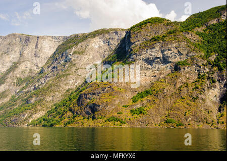 Les roches de la Sognefjord, le troisième plus long fjord du monde Banque D'Images