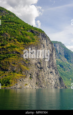 Les roches de la Sognefjord, le troisième plus long fjord du monde Banque D'Images