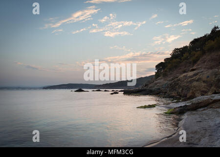 Beau paysage sur la plage, Coucher de soleil et de douces couleurs du ciel. Vue panoramique sur les collines et mer calme le soir. Banque D'Images