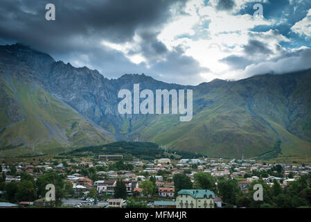 Magnifique paysage de montagnes majestueuses, des nuages et du ciel. Vue depuis la colline sur village de la verte vallée Banque D'Images