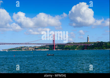 25 Pont d'avril à Lisbonne, au Portugal. Il a été inauguré le 6 août 1966 Banque D'Images