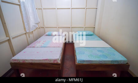 Chambre Triple Budget Hostel. Deux lits. Pays d'Asie. Banque D'Images