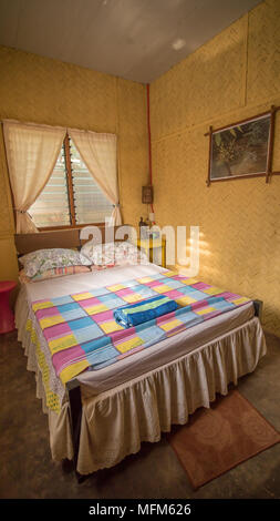 Chambre Triple Budget Hostel. L'un lit pour deux personnes. Pays d'Asie. Banque D'Images