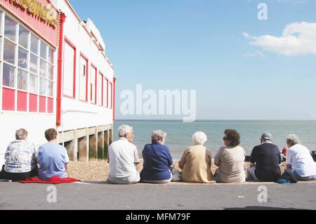 David Potter / Band /Sem - Allemand/Hotshoe - scènes de plage - retraités profiter du soleil par la jetée - Felixstowe - UK. Bandphoto/CRED OBLIGATOIRE Banque D'Images