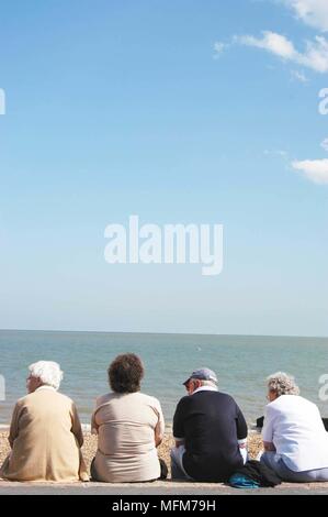 David Potter / Band /Sem - Allemand/Hotshoe - scènes de plage - retraités profiter du soleil par la jetée - Felixstowe - UK. Bandphoto/CRED OBLIGATOIRE Banque D'Images