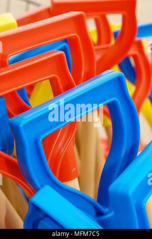 David Potter / Band /Sem - Allemand/Hotshoe - scènes de plage - des seaux et des pelles en plastique en vente dans une station shop - Great Yarmouth - Angleterre. /Bandphoto COMPULSO Banque D'Images