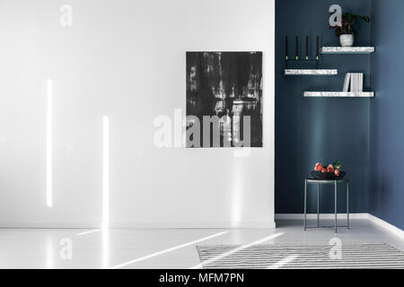 La peinture abstraite, noir sur un mur blanc, vide et en étagères dans un coin d'un appartement contemporain et minimaliste intérieur Banque D'Images
