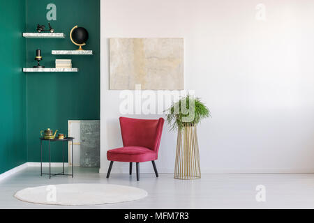 Rétro, confortable chaise rouge et l'or, métal piédestal dans un esprit créatif, de l'artiste minimaliste home intérieur Banque D'Images