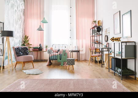 Grande chambre rose et blanc intérieur pour une adolescente avec mobilier industriel et mignon accessoires dans un loft rénové Banque D'Images