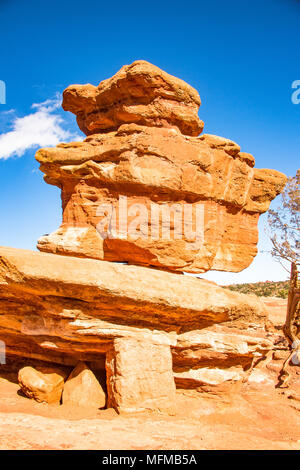 Balanced Rock dans le Jardin des Dieux, à Colorado Springs, Colorado, États-Unis Banque D'Images