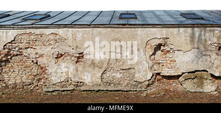 Fragment de l'église centenaire détruit wellow mur avec un toit en feuilles de tôle galvanisée. Isolé sur top collage panoramique fro Banque D'Images