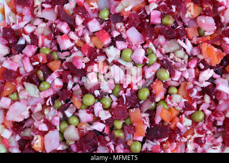 Salade de betteraves rouges avec les bâtonnets de crabe et d'autres légumes hachés finement l'arrière-plan. Studio Vue de dessus macro shot Banque D'Images