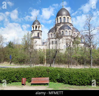 VILNIUS, LITUANIE - 22 avril 2018 : Le jardin pour se reposer à côté de l'Église orthodoxe de la Vierge Marie le signe. Temple est situé sur les bords de Banque D'Images