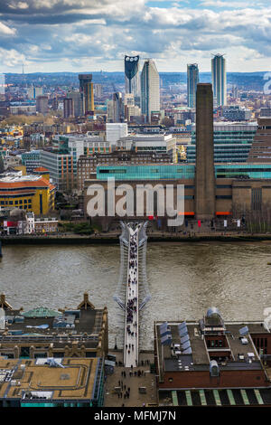 Londres, Angleterre - Vue Panoramique vue aérienne de Londres du sud avec Millennium Bridge, célèbre musée et gratte-ciel à l'arrière-plan Banque D'Images