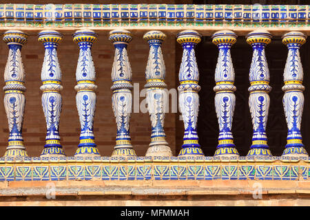 Céramique ornée de colonnes balcon rail à Plaza de Espana Banque D'Images