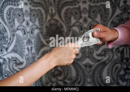 Close-up de la main d'un homme donner de l'argent à une main de femme Ref : CRB413 10005 167 crédit obligatoire : Gianni Diliberto/sem - Allemand Banque D'Images