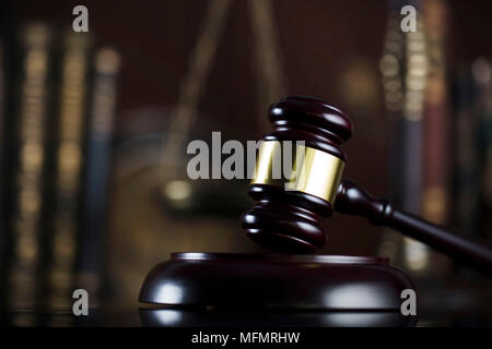 Thème de la loi. Ancien juge gavel. Fond d'étagère. Banque D'Images