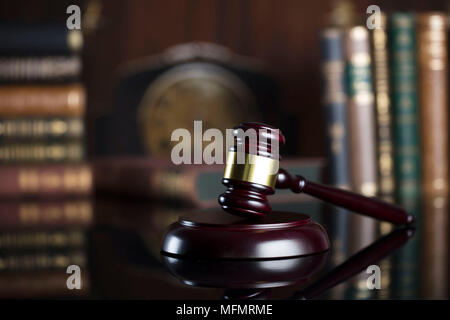 Thème de la loi. Ancien juge gavel. Fond d'étagère. Banque D'Images