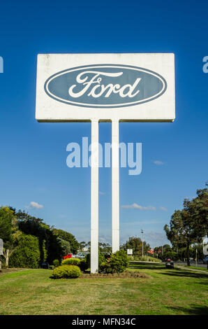 Affiche à l'extérieur de Ford Ford voiture usine désaffectée du moteur, Norlane, Geelong, Victoria, Australie Banque D'Images