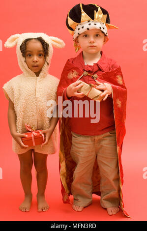 Portrait d'une fille et un garçon debout et tenant des cadeaux Ref : crédit obligatoire : Banque D'Images