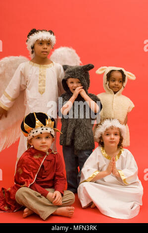 Cinq enfants dans différents costumes nativité Ref : crédit obligatoire : Banque D'Images