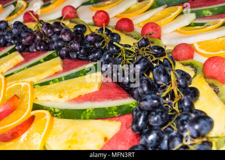 Ou l'architecture des compositions de fruits frais coupés pour les buffets d'été typique. fruits de Sicile, rafraîchissant et sain. Banque D'Images