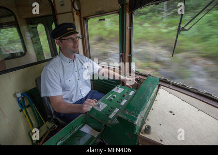 Le conducteur du train s'exécute le rail, bus Håverud, Suède, Dalsland. Banque D'Images